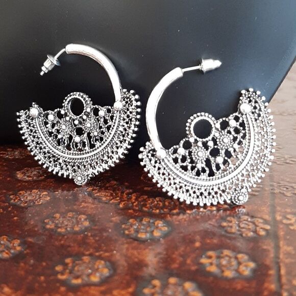 NWOT  Boho style lace hollow carved flower C shaped earrings - Picture 1 of 5